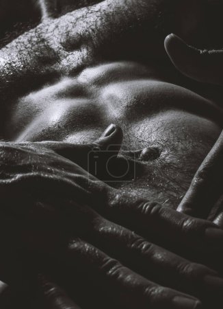 Foto de Foto en blanco y negro de un cuerpo masculino deportivo desnudo - Imagen libre de derechos