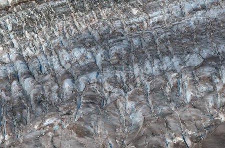 Foto de Primer plano de la superficie de un glaciar con grietas profundas - Imagen libre de derechos