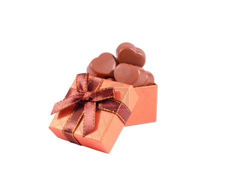 Téléchargez les photos : Bonbons au chocolat en forme de cœur dans une boîte-cadeau isolée sur un fond blanc. - en image libre de droit