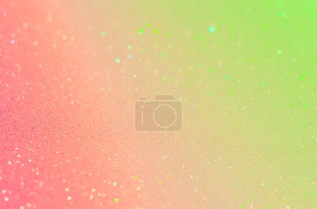 Téléchargez les photos : Les petits scintillements sont éclairés par la lumière vert clair et rose. Flou et forme bokeh de différentes tailles. - en image libre de droit