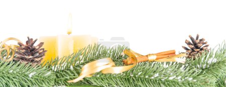 Téléchargez les photos : Branches artificielles de sapin de Noël, bougie en forme d'étoile, bâtons de cannelle et autre décor de Noël isolé sur un fond blanc - en image libre de droit