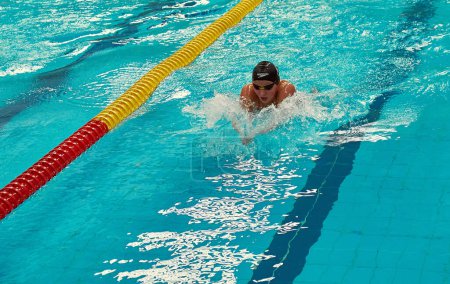 Foto de Kiev, Ucrania, 10.28.2023. Competición de natación en el complejo deportivo CSK ZSU. Carriles de la piscina turquesa, un símbolo del deporte y los Juegos Olímpicos. - Imagen libre de derechos
