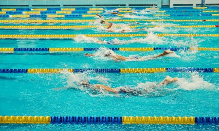 Foto de Kiev, Ucrania, 10.28.2023. Competencia de natación en el complejo deportivo. Carriles de piscina turquesa, símbolo del deporte. - Imagen libre de derechos