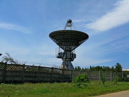 Foto de Radio telescopio en el territorio del Centro Espacial Nacional en Crimea. Estación de comunicación espacial distante cerca de Evpatoria. Centro de control de vuelo. - Imagen libre de derechos