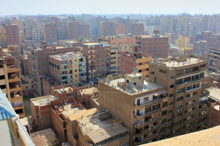 Vista de pájaro de los edificios de Egipto. Paisaje urbano. Barrios con antenas parabólicas en los tejados.