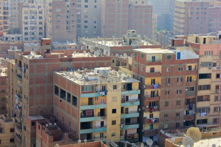 Ein Blick aus der Vogelperspektive auf die Gebäude Ägyptens. Stadtbild. Slums mit Satellitenschüsseln auf Dächern.