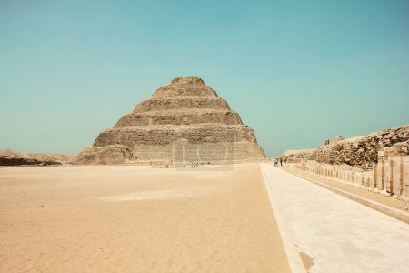 La pyramide de Djoser est construite en pierre taillée. Lieu historique sur un fond de ciel bleu en Egypte.