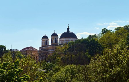 Serena Iglesia Católica Romana de la Parroquia de San Alejandro. Las imponentes agujas de la iglesia atraviesan el cielo azul claro.