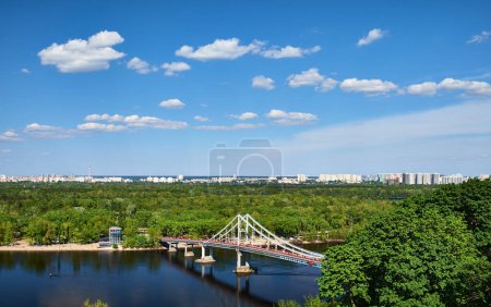 Blick von oben auf den Dnipro und die Fußgängerbrücke zur Insel Truchanow in Kiew, Ukraine.