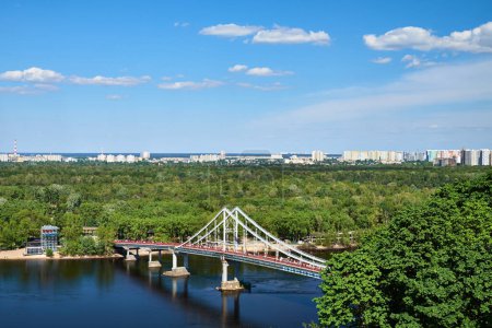 Vue de dessus de la rivière Dnipro et de la passerelle piétonne menant à l'île Trukhanov à Kiev, en Ukraine.