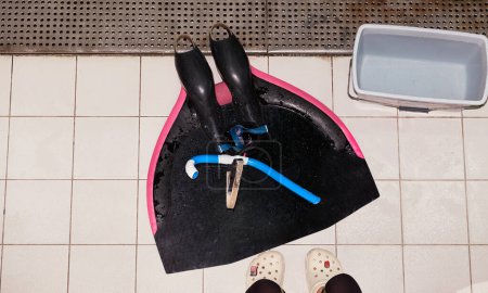 Finish Schwimm-WM. Aquatics Monofin Ausrüstung für eine Unterwassersportart. Athletin wartet auf ihr Schwimmen.