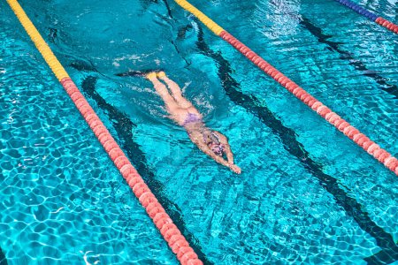 Finish Schwimm-WM. Aquatics monofin Unterwassersport. Athleten messen sich im blauen Schwimmbecken.