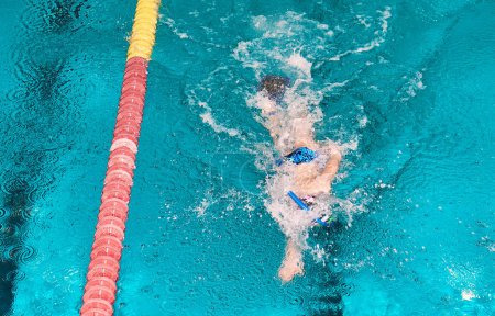 Campeonato Mundial de Natación Finlandesa. Deportes bifins acuáticos. Atletas compitiendo en la piscina azul.