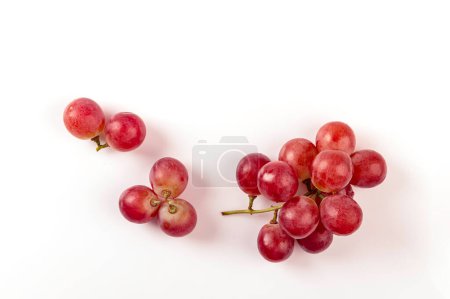 raisin frais isolé sur fond blanc
