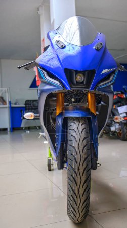 Téléchargez les photos : Lima, Pérou 2022. Une moto Yamaha R15 Connected est exposée au showroom Yamaha shop 2022. - en image libre de droit