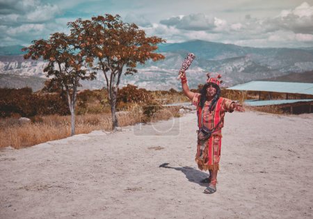 Foto de Representation of an Inca warrior dressed and with battle weapons, a pre-Hispanic warrior fighting with a tourist in Peru. - Imagen libre de derechos