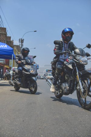 Téléchargez les photos : Yamaha test ride, et instruction de conduite de moto et vérification gratuite au magasin Yamaha Lima, Pérou - en image libre de droit