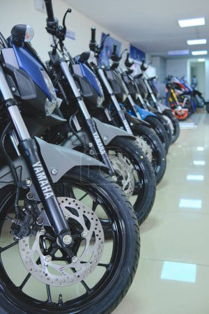 Téléchargez les photos : Yamaha test ride, et instruction de conduite de moto et vérification gratuite au magasin Yamaha Lima, Pérou - en image libre de droit