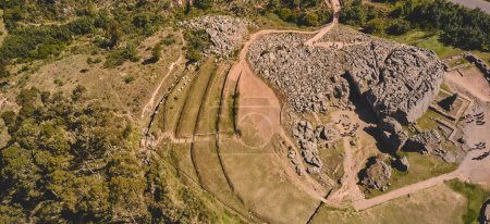 Foto de Perú, Qenko, ubicado en el Parque Arqueológico de Saqsaywaman. Sudamérica. Este sitio arqueológico - Ruinas Inca- se compone de piedra caliza. - Imagen libre de derechos