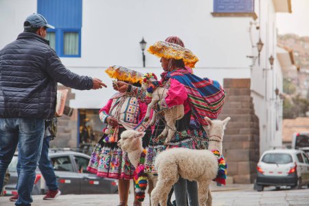 Foto de Mujeres no identificadas en la calle Cusco, Perú. toda la ciudad de Cusco fue declarada Patrimonio de la Humanidad por la UNESCO en 1983. - Imagen libre de derechos