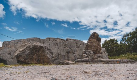 Foto de Ruinas incas. Cueva subterránea utilizada para las antiguas ceremonias incas en el Parque Arqueológico de Qenqo Cusco, Perú.. - Imagen libre de derechos