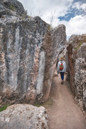 Foto de Ruinas incas. Cueva subterránea utilizada para las antiguas ceremonias incas en el Parque Arqueológico de Qenqo Cusco, Perú.. - Imagen libre de derechos