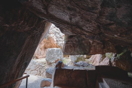 Foto de Ruinas incas. Cueva subterránea utilizada para antiguas ceremonias incas en el Parque Arqueológico de Qenqo. - Imagen libre de derechos