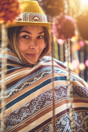 Foto de Mujer con sombrero. Chica hipster con aspecto andino tradicional con poncho, viajero joven en el pueblo andino de Cinchero, Perú, concepto de viaje, América del Sur - Imagen libre de derechos