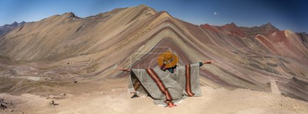 Téléchargez les photos : Femme bénéficiant de la vue magnifique sur Rainbow Mountain Pérou Amérique du Sud. altitude de 5200 mètres au dessus du niveau de la mer. - en image libre de droit