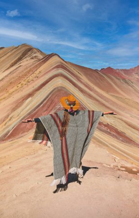 Téléchargez les photos : Femme bénéficiant de la vue magnifique sur Rainbow Mountain Pérou Amérique du Sud. altitude de 5200 mètres au dessus du niveau de la mer. - en image libre de droit