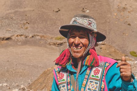 Téléchargez les photos : Population locale avec robe colorée typique rencontrée lors d'une randonnée près de Cusco, autour de la montagne Ausangate et la montagne arc-en-ciel - en image libre de droit