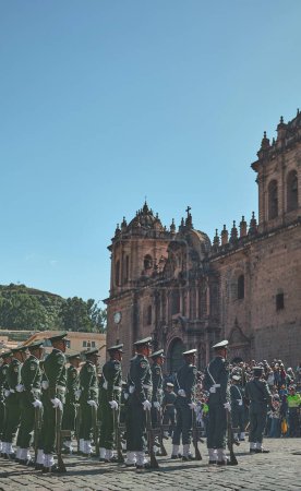 Téléchargez les photos : Défilé civique militaire avant l'inti raymi. Vacances de la culture inca, Cusco. Pérou. - en image libre de droit