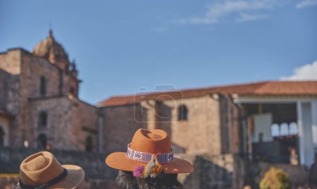 Der Sonnentempel oder Qorikancha im Kloster Santo Domingo bei Sonnenuntergang mit der Sonnenscheibe, die für das Inti Raymi Sun Festival aufgestellt wurde. Touristen gehen draußen spazieren.
