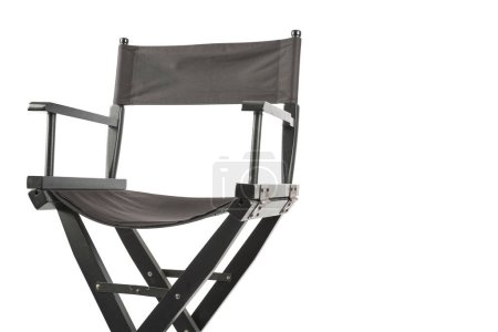 Ein schwarzer Stuhl mit einem schwarzen Tuch darauf. Der Stuhl sitzt auf weißem Hintergrund