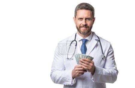 Téléchargez les photos : Joyeux docteur qui tient de l'argent. assurance médicale. assurance maladie. De l'argent pour le service médical. Frais d'assurance-maladie. Frais de soins de santé, espace de copie. - en image libre de droit
