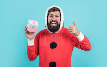 Foto de Hombre barbudo feliz en traje de Santa Claus celebrar las vacaciones de invierno de Navidad y sentirse feliz acerca de los regalos de Navidad, venta de Navidad. - Imagen libre de derechos