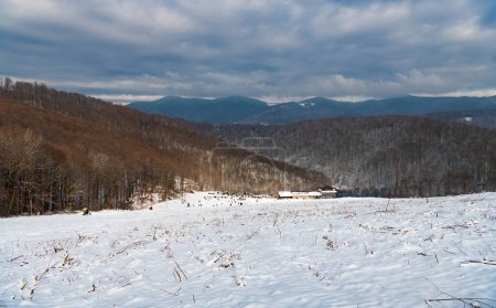 Foto de Pendiente nevada en el cielo nublado. Paisaje de montaña cubierto de bosques en invierno. Ice hill. Snowberg.. - Imagen libre de derechos