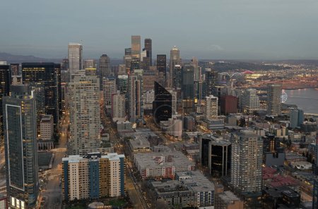Foto de Seattle, Washington D.C. USA - April 03, 2021: seattle skyline with skyscraper buildings in the twilight aerial view from bayview tower. urban architecture. - Imagen libre de derechos