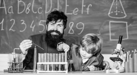 Téléchargez les photos : Keep on Thinking. Back to school. Explaining biology to child. biotechnoloy research concept. father and son at school. bearded man teacher with little boy. Chemistry and physics biology. - en image libre de droit