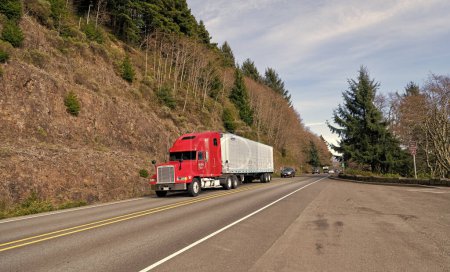 Téléchargez les photos : Oregon, États-Unis - Avril 04, 2021 : grand camion semi-remorque de fret pour le transport à cheval sur la route de l'autoroute. - en image libre de droit