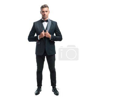 Foto de Ambicioso hombre formal en corbata de esmoquin aislado sobre fondo blanco. longitud completa. - Imagen libre de derechos