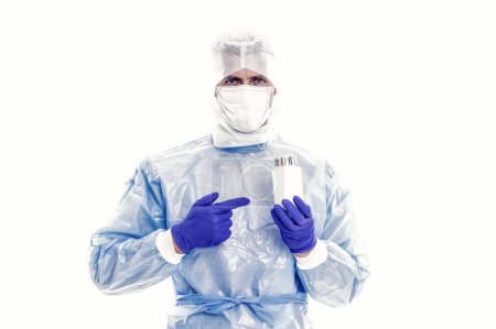 Foto de Médico en ropa de protección médica señala el frasco de medicamento para tratar la enfermedad coronavirus COVID-19 síntomas síndrome respiratorio SARS-CoV-2, medicamento. - Imagen libre de derechos