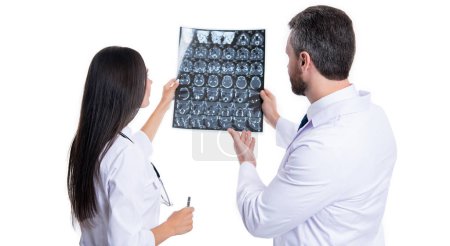 Arzt Neurologe Blick auf Röntgenbild isoliert auf weißem Hintergrund. Neurologe hält Röntgenbild des Gehirns im Studio. Arzt Neurologe mit Röntgenbild. Arzt Neurologe an der Neurologie mit Röntgen.