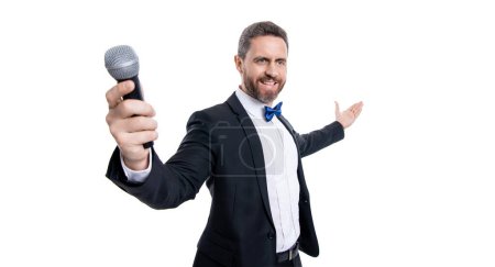 Lautsprecher mit Mikrofon im selektiven Fokus. Männer tragen Smoking im Studio. Sprecher Mann spricht in Mikrofon. Mann Lautsprecher isoliert auf weißem Hintergrund.