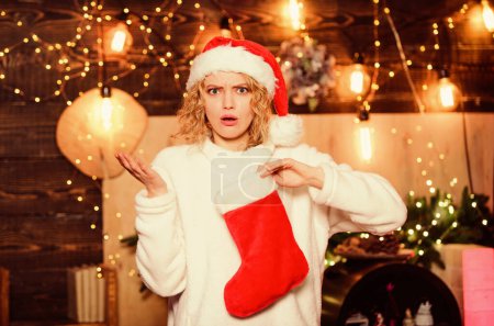Téléchargez les photos : Une femme tient des bas rouges. Fête du Nouvel An. Achetez ou tricotez vos bas de Noël et remplissez-les de goodies spéciaux. Stocker des idées de farce. Bonbons Chèques cadeaux abonnements billets
. - en image libre de droit