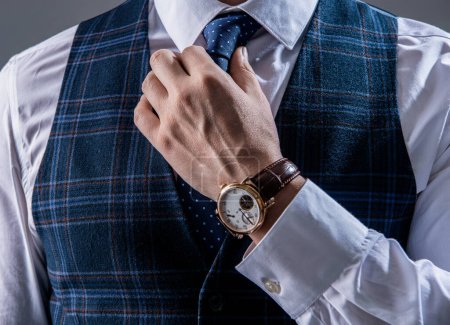 Nahaufnahme eines Mannes mit Armbanduhr. Foto von Mann trägt Armbanduhr. Mann in Armbanduhr und Anzug. Mann in Armbanduhr