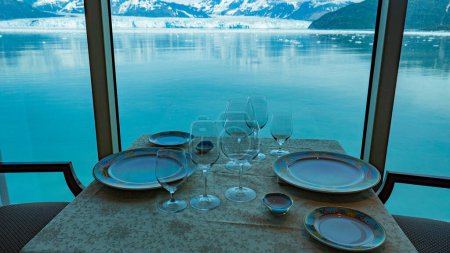 Tischdekoration im Restaurant durch Panoramafenster am malerischen Blick auf die Gletscherbucht. Leeres Gletscherrestaurant im Naturpark. Hubbard Glacier restaurant. Reiseziel, keine Menschen.