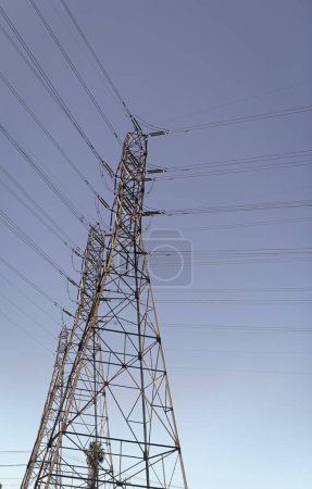 Foto de Electrical power lines. pylon producing energy. voltage transmission on electric tower. high-voltage. powerful substation on sky backdrop with nobody. - Imagen libre de derechos