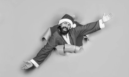 Foto de Hombre barbudo feliz en traje de Santa Claus celebrar las vacaciones de invierno de Navidad y sentirse feliz acerca de los regalos de Navidad, descuentos de Navidad. - Imagen libre de derechos