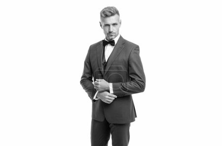 Foto de Un hombre guapo con traje de pajarita. hombre de negocios aislado en blanco. concepto de desgaste formal. - Imagen libre de derechos
